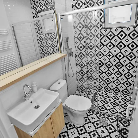 Spacious 4br & Sleeps 14 & Floor & * بوخارست