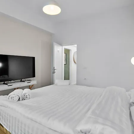 شقة Spacious 4br & Sleeps 14 & Floor & بوخارست