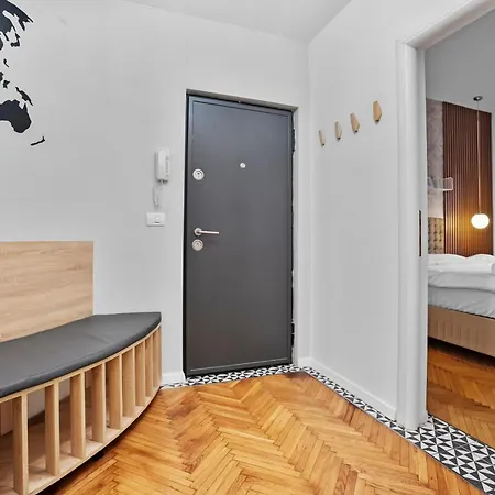 Spacious 4br & Sleeps 14 & Floor & شقة بوخارست