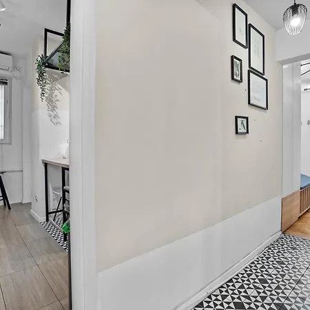 Spacious 4br & Sleeps 14 & Floor & بوخارست