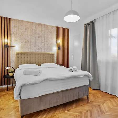 Spacious 4br & Sleeps 14 & Floor & بوخارست