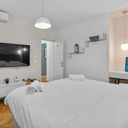 شقة Spacious 4br & Sleeps 14 & Floor & *