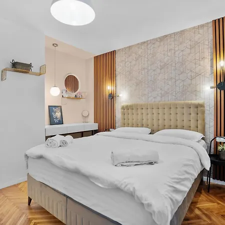 Spacious 4br & Sleeps 14 & Floor & شقة