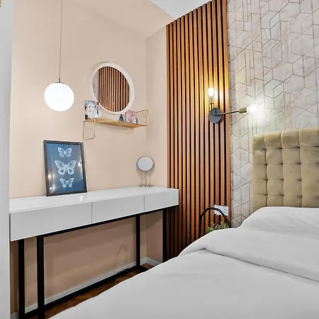 Spacious 4br & Sleeps 14 & Floor & شقة بوخارست
