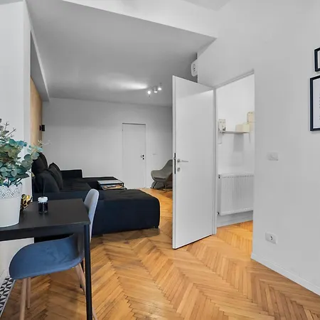 Spacious 4br & Sleeps 14 & Floor & بوخارست