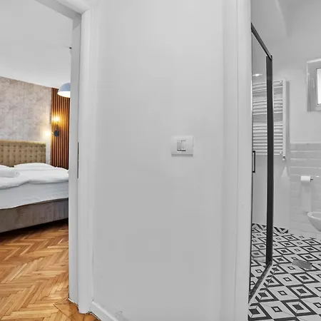 Spacious 4br & Sleeps 14 & Floor & بوخارست