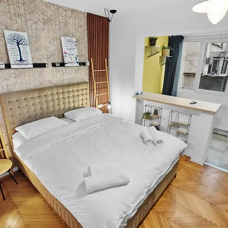 Spacious 4br & Sleeps 14 & Floor & *