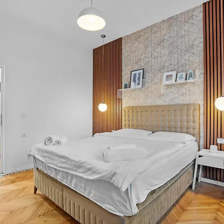 شقة Spacious 4br & Sleeps 14 & Floor & *