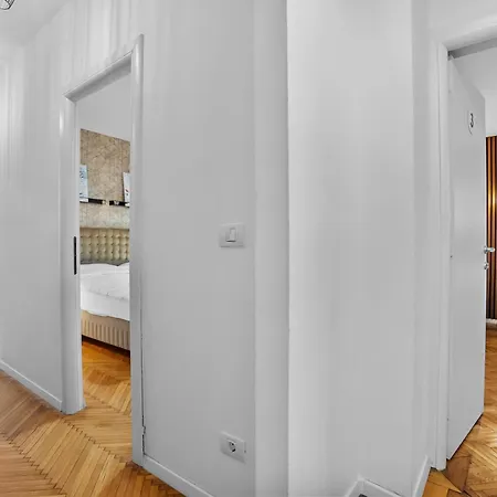 Spacious 4br & Sleeps 14 & Floor & * بوخارست