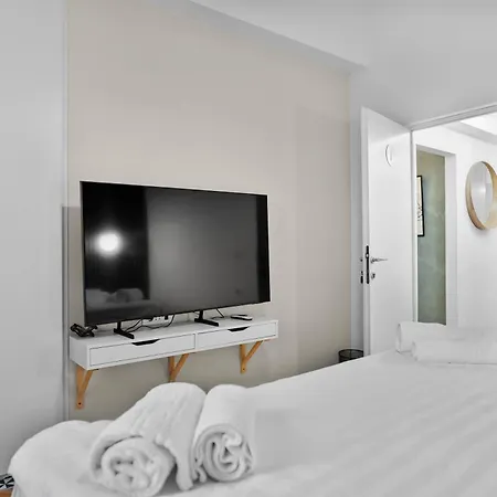 Spacious 4br & Sleeps 14 & Floor & * بوخارست