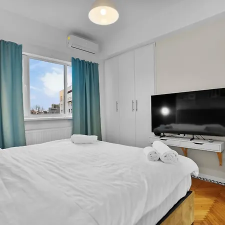 Spacious 4br & Sleeps 14 & Floor & * بوخارست