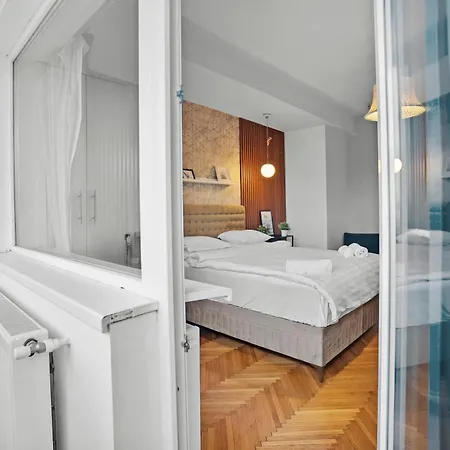 Spacious 4br & Sleeps 14 & Floor & *