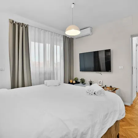Spacious 4br & Sleeps 14 & Floor & شقة
