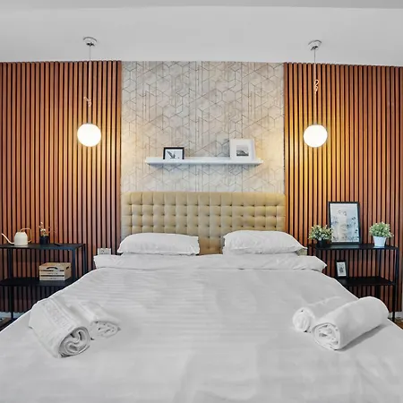 Spacious 4br & Sleeps 14 & Floor & *