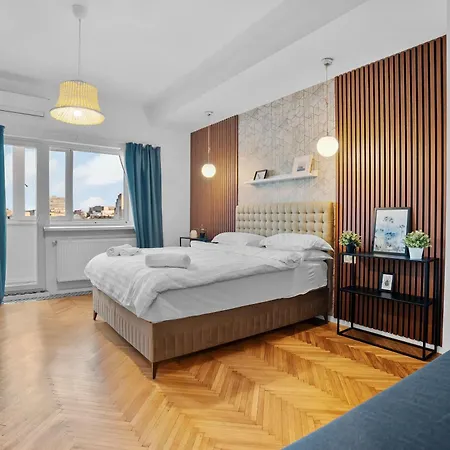 Spacious 4br & Sleeps 14 & Floor & * بوخارست