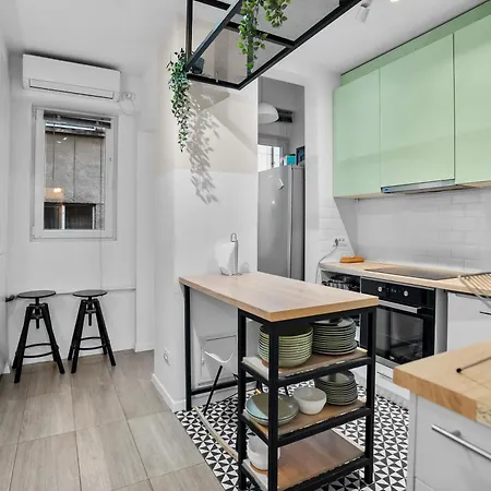 Spacious 4br & Sleeps 14 & Floor & * بوخارست