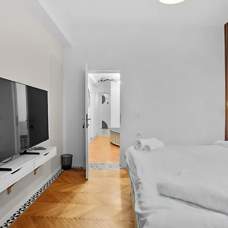 شقة Spacious 4br & Sleeps 14 & Floor & *