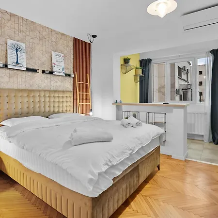 Spacious 4br & Sleeps 14 & Floor & شقة بوخارست