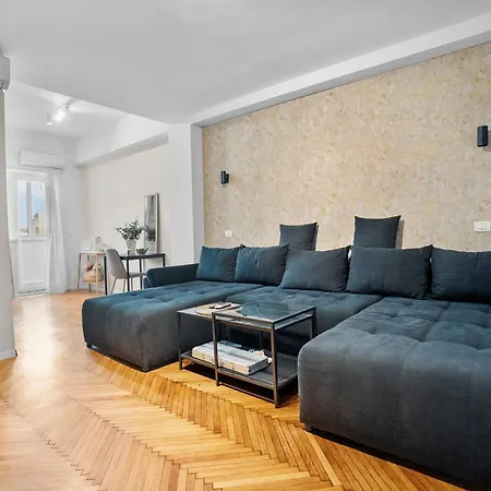 Spacious 4br & Sleeps 14 & Floor & * بوخارست