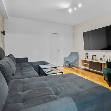 شقة Spacious 4br & Sleeps 14 & Floor &